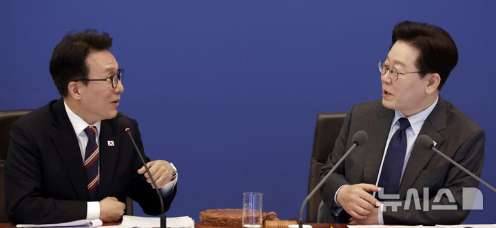 [서울=뉴시스] 최동준 기자 = 이재명 대통령이 24일 청와대에서 열린 국무회의에서 김민석 국무총리와 대화하고 있다. 2026.03.24. photocdj@newsis.com