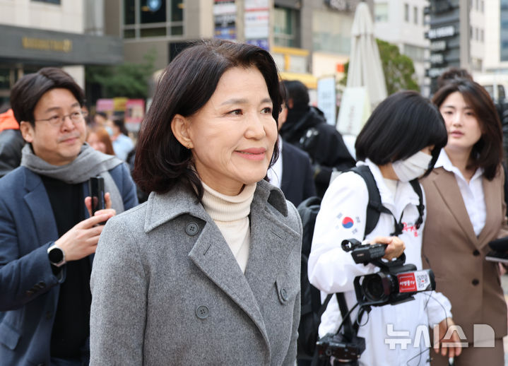 [서울=뉴시스] 김금보 기자 = 지방선거 국민의힘 대구시장 후보 공천에서 컷오프 된 이진숙 전 방송통신위원회 위원장이 24일 오후 서울 여의도 국민의힘 중앙당사 앞에서 기자회견을 마친 뒤 이동하고 있다. 2026.03.24. kgb@newsis.com