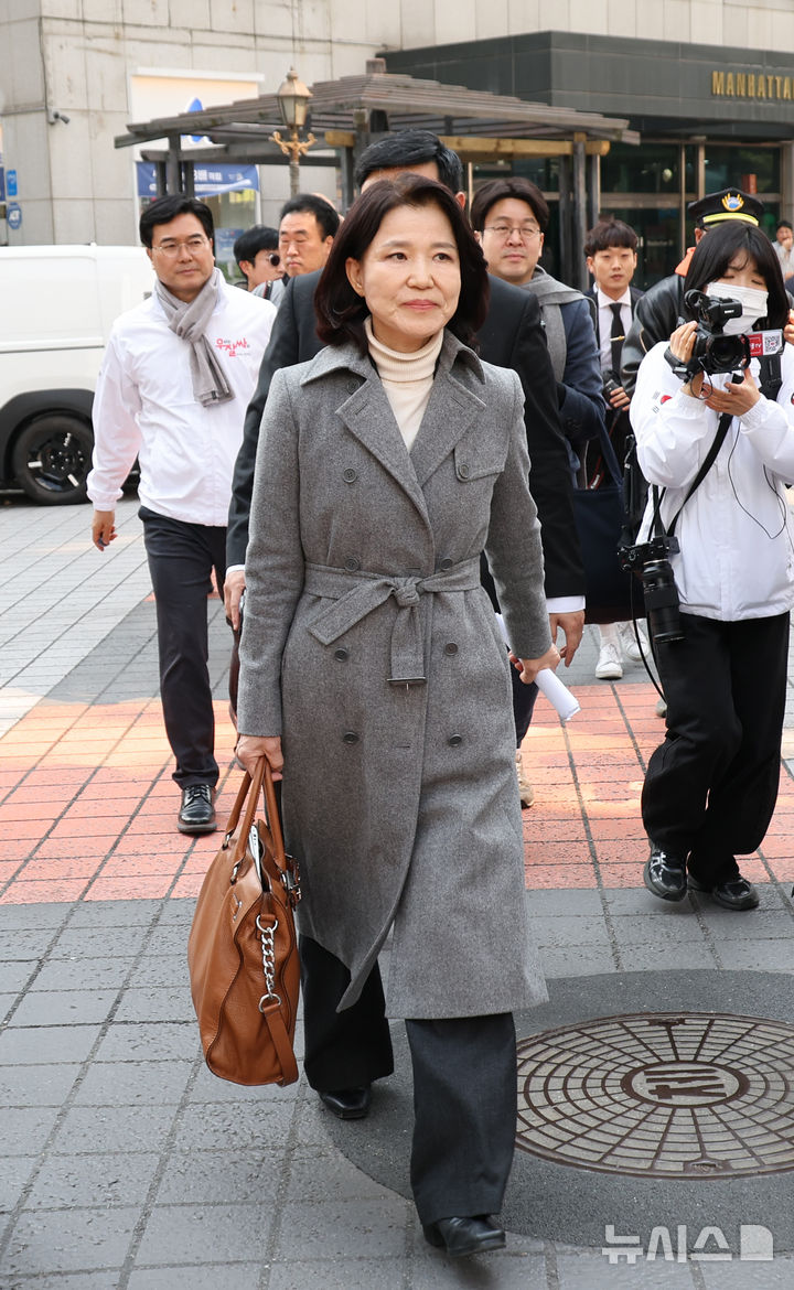 [서울=뉴시스] 김금보 기자 = 지방선거 국민의힘 대구시장 후보 공천에서 컷오프 된 이진숙 전 방송통신위원회 위원장이 24일 오후 서울 여의도 국민의힘 중앙당사 앞에서 기자회견을 마친 뒤 이동하고 있다. 2026.03.24. kgb@newsis.com