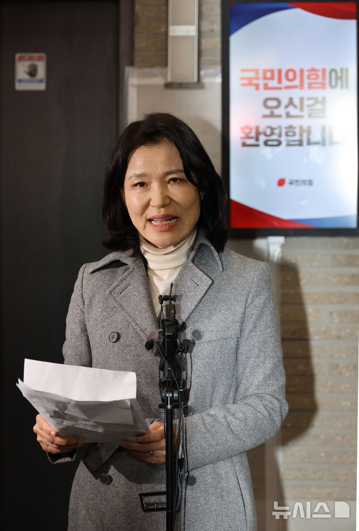[서울=뉴시스] 김금보 기자 = 지방선거 국민의힘 대구시장 후보 공천 경선에서 컷오프 된 이진숙 전 방송통신위원회 위원장이 24일 오후 서울 여의도 국민의힘 중앙당사 로비에서 기자회견을 하고 있다. 2026.03.24. kgb@newsis.com