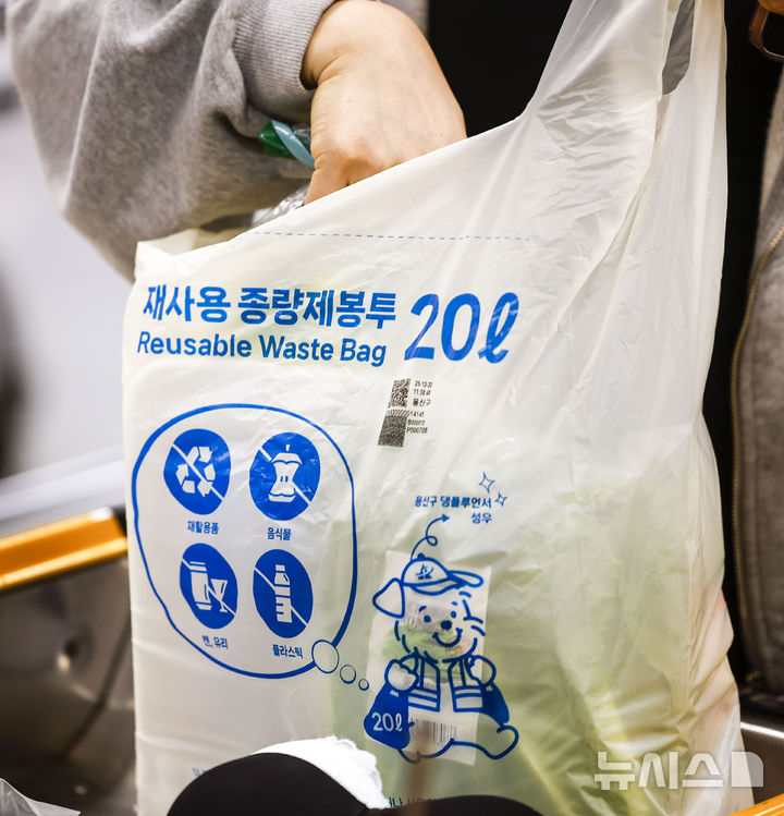 [서울=뉴시스] 정병혁 기자 = 24일 서울시내 대형마트에서 시민들이 종량제 봉투를 구매하고 있다. 미국·이스라엘과 이란 간 전쟁 여파로 '나프타' 공급이 불안정해지면서 비닐 수급에 비상이 걸렸다. 비닐의 핵심 원료인 나프타 수급 불안 우려가 이어지면서 소비자들의 종량제 봉투 구매 수요가 급증하고 있다. 2026.03.24. jhope@newsis.com