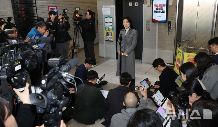 [서울=뉴시스] 김금보 기자 = 지방선거 국민의힘 대구시장 후보 공천 경선에서 컷오프 된 이진숙 전 방송통신위원회 위원장이 24일 오후 서울 여의도 국민의힘 중앙당사 로비에서 기자회견을 하고 있다. 2026.03.24. kgb@newsis.com