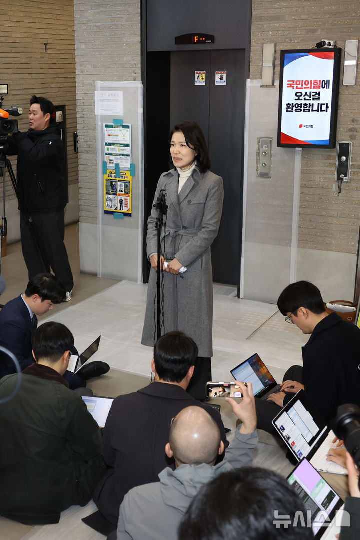 [서울=뉴시스] 김금보 기자 = 지방선거 국민의힘 대구시장 후보 공천 경선에서 컷오프 된 이진숙 전 방송통신위원회 위원장이 24일 오후 서울 여의도 국민의힘 중앙당사 로비에서 기자회견을 하고 있다. 2026.03.24. kgb@newsis.com