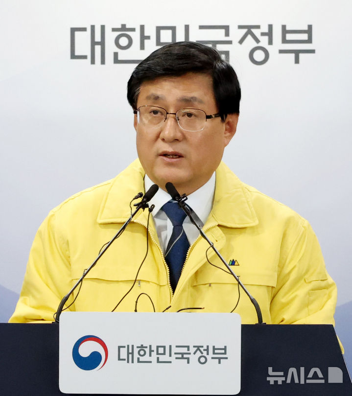 [서울=뉴시스] 추상철 기자 = 김성환 기후에너지환경부 장관이 24일 오후 서울 종로구 정부서울청사에서 중동상황에 따른 에너지 절약 조치 발표 브리핑을 하고 있다. 2026.03.24. scchoo@newsis.com