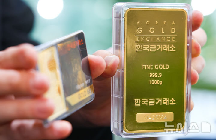 [서울=뉴시스] 24일(현지 시간) CNBC에 따르면 온스당 5000달러를 넘어 거래되던 금 선물 가격이 무너졌다. 한국시간 오후 2시 50분 기준 금 선물 가격은 전 거래일 대비 1.2% 하락한 4383.26달러에 거래되고 있다. 사진은 24일 서울 종로구 한국금거래소에서 직원이 골드바 등 금 제품을 정리하고 있다. 2026.03.24.