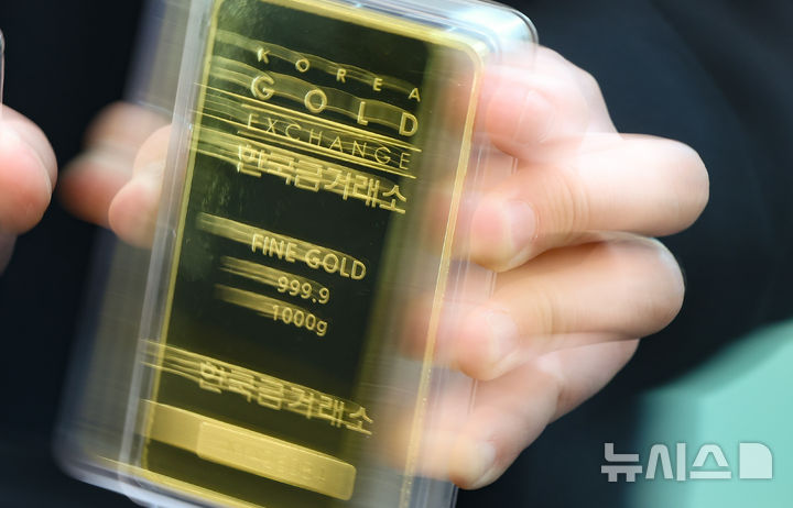 [서울=뉴시스] 황준선 기자 = 서울 종로구 한국금거래소에서 직원이 골드바 등 금 제품을 정리하고 있다. 2026.03.24. hwang@newsis.com