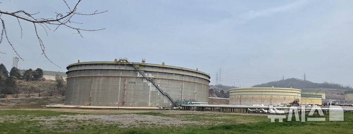 [울산=뉴시스] 배병수 기자 = 미국·이란 전쟁 여파로 유가가 급등하고 각 국 비축유의 중요성이 강조되고 있는 24일 울산 남구 석유화학 공단에 원유 저장탱크의 모습이 보이고 있다. 2026.03.24. bbs@newsis.com.