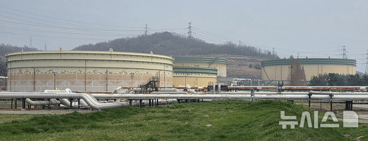 [울산=뉴시스] 배병수 기자 = 미국·이란 전쟁 여파로 유가가 급등하고 각 국 비축유의 중요성이 강조되고 있는 24일 울산 남구 석유화학 공단에 원유 저장탱크의 모습이 보이고 있다. 2026.03.24. bbs@newsis.com.
