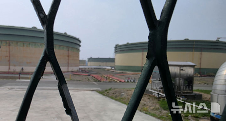 [울산=뉴시스] 배병수 기자 = 미국·이란 전쟁 여파로 유가가 급등하고 각 국 비축유의 중요성이 강조되고 있는 24일 울산 남구 석유화학 공단에 원유 저장탱크의 모습이 보이고 있다. 2026.03.24. bbs@newsis.com.