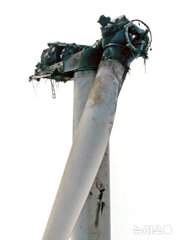 [영덕=뉴시스] 이무열 기자 = 24일 경북 영덕군 영덕읍 창포리 풍력발전단지 내 한 풍력발전기가 전날 화재로 까맣게 탄 채 서 있다. 2026.03.24. lmy@newsis.com