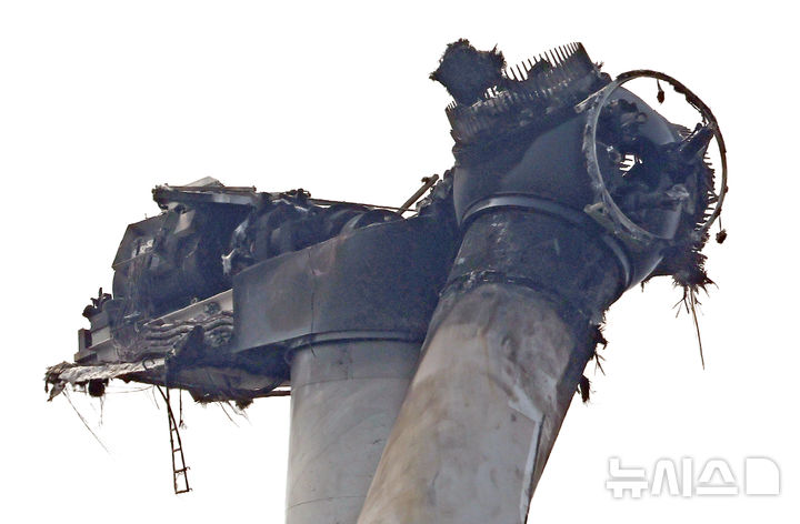 [영덕=뉴시스] 이무열 기자 = 24일 경북 영덕군 영덕읍 창포리 풍력발전단지 내 한 풍력발전기가 전날 화재로 까맣게 탄 채 서 있다. 2026.03.24. lmy@newsis.com