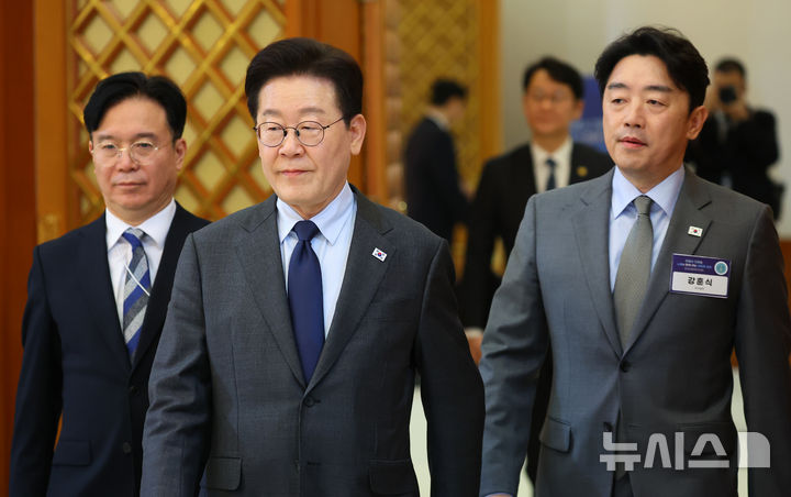 [서울=뉴시스] 고범준 기자 = 이재명 대통령이 24일 청와대에서 열린 한국노동조합총연맹 초청 간담회에 입장하고 있다. (청와대통신사진기자단) 2026.03.24. bjko@newsis.com