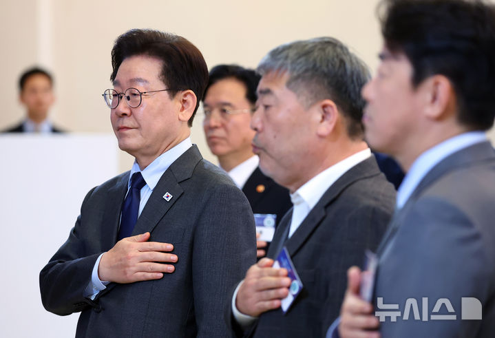 [서울=뉴시스] 고범준 기자 = 이재명 대통령이 24일 청와대에서 열린 한국노동조합총연맹 초청 간담회에서 국민의례를 하고 있다. (청와대통신사진기자단) 2026.03.24. bjko@newsis.com