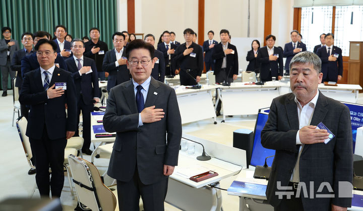 [서울=뉴시스] 고범준 기자 = 이재명 대통령이 24일 청와대에서 열린 한국노동조합총연맹 초청 간담회에서 국민의례를 하고 있다. (청와대통신사진기자단) 2026.03.24. bjko@newsis.com