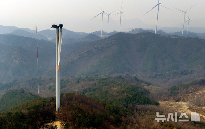 [영덕=뉴시스] 이무열 기자 = 24일 경북 영덕군 영덕읍 창포리 풍력발전단지 내 한 풍력발전기가 전날 화재로 까맣게 탄 채 서 있다. 2026.03.24. lmy@newsis.com