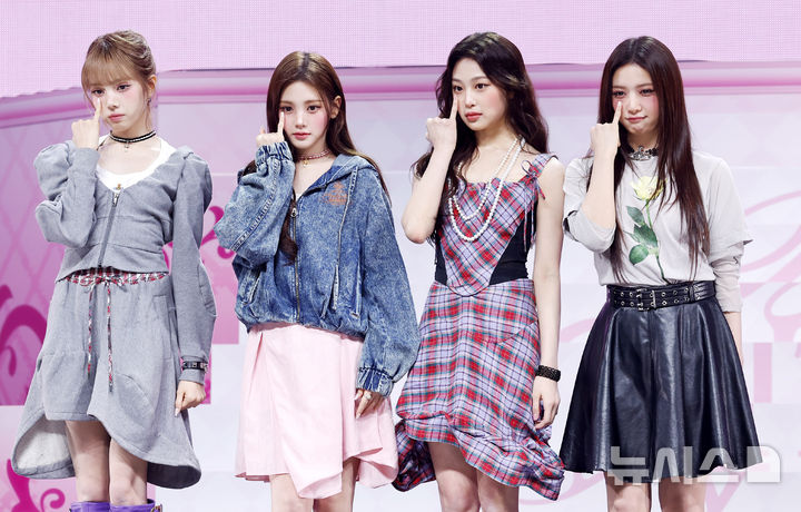 [서울=뉴시스] 김혜진 기자 = 그룹 베이비돈크라이(왼쪽부터 미아, 이현, 베니, 쿠미)가 24일 오후 서울 용산구 블루스퀘어에서 열린 첫 미니 앨범 'AFTER CRY'(애프터 크라이) 발매 기념 쇼케이스에서 포즈를 취하고 있다. 2026.03.24. jini@newsis.com