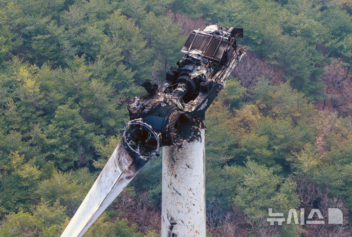 [영덕=뉴시스] 이무열 기자 = 24일 경북 영덕군 영덕읍 창포리 풍력발전단지 내 한 풍력발전기가 전날 화재로 까맣게 탄 채 서 있다. 2026.03.24. lmy@newsis.com