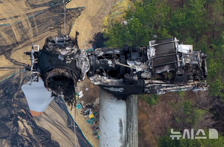[영덕=뉴시스] 이무열 기자 = 24일 경북 영덕군 영덕읍 창포리 풍력발전단지 내 한 풍력발전기가 전날 화재로 까맣게 탄 채 서 있다. 2026.03.24. lmy@newsis.com