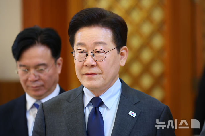 [서울=뉴시스] 고범준 기자 = 이재명 대통령이 24일 청와대에서 열린 한국노동조합총연맹 초청 간담회에 입장하고 있다. (청와대통신사진기자단) 2026.03.24. bjko@newsis.com