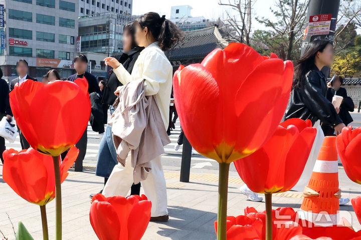 [서울=뉴시스] 최진석 기자 = 수요일인 25일은 낮 기온은 내륙을 중심으로 20도 안팎까지 올라 포근하겠지만 일교차가 크게 벌어지겠다. 사진은 지난 24일 서울 중구 서울광장 인근에서 시민들이 외투를 벗고 봄기운을 만끽하며 발걸음을 재촉하고 있는 모습. 2026.03.25. myjs@newsis.com
