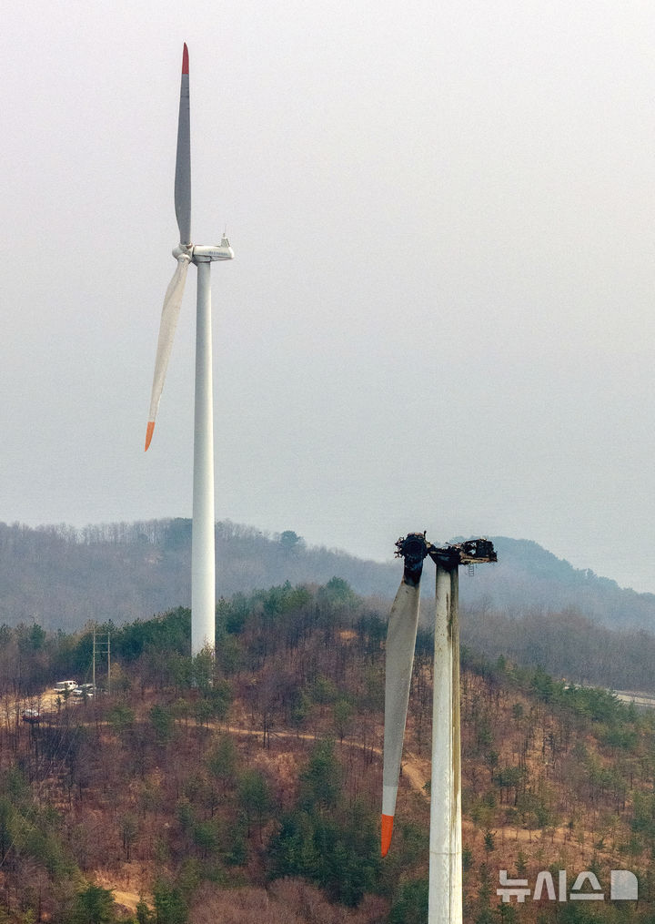[영덕=뉴시스] 이무열 기자 = 24일 경북 영덕군 영덕읍 창포리 풍력발전단지 내 한 풍력발전기가 전날 화재로 까맣게 탄 채 서 있다. 2026.03.24. lmy@newsis.com