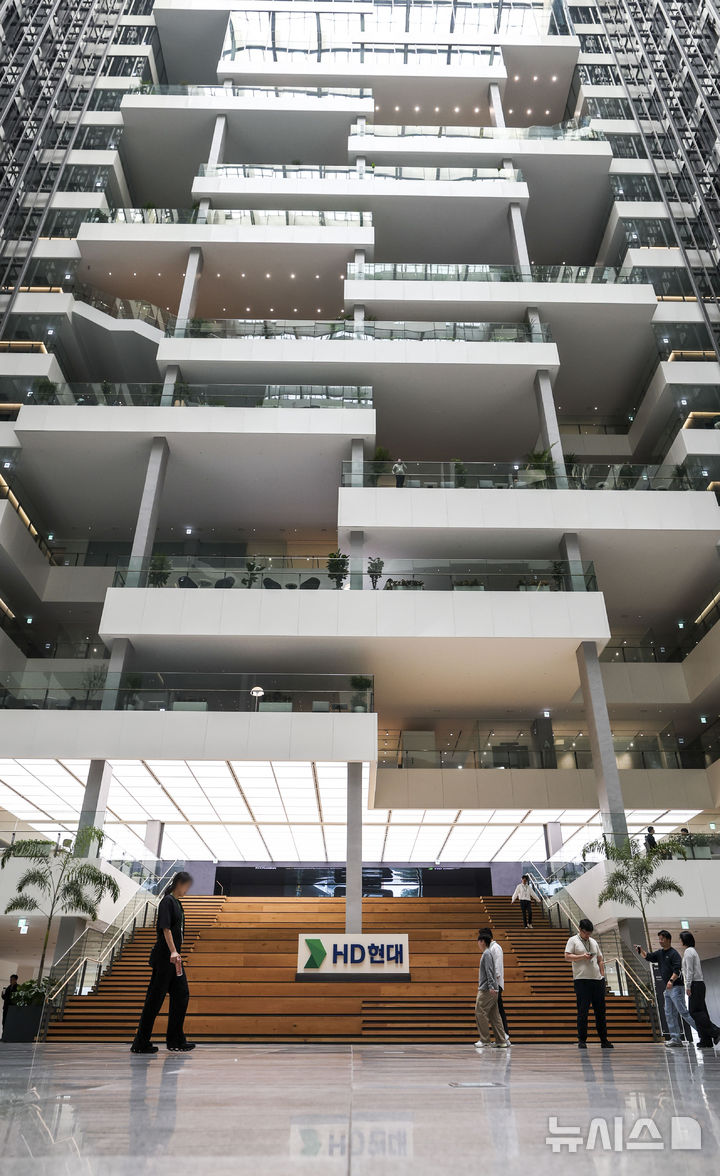 [성남=뉴시스] 정병혁 기자 = 24일 경기 성남시 HD현대 글로벌R&D센터에서 직원들이 이동하고 있다.HD현대가 중동 전쟁 여파로 국제 유가와 에너지 가격이 급등하자 전사 차원의 에너지 절감 활동에 나섰다. HD현대는 우선 유류 사용 절감을 위해 차량 10부제를 선제적으로 시행한다. 중동 사태 이후 민간 대기업 중 차량 10부제에 나선 것은 이번이 처음이다. 자동차 번호 끝자리와 날짜 끝자리가 같은 날에는 차량을 운행하지 않는 방식이며 자율 참여로 운영한다.이와 함께 사무용품과 비닐 플라스틱 등 석유화학 파생상품 사용도 줄이기로 했다. 전력 절감 조치도 병행한다. 저층부 이동 시 엘리베이터 이용을 자제하고 중식 시간과 공석 시에는 사무실 조명을 끄도록 했다. 2026.03.24. jhope@newsis.com