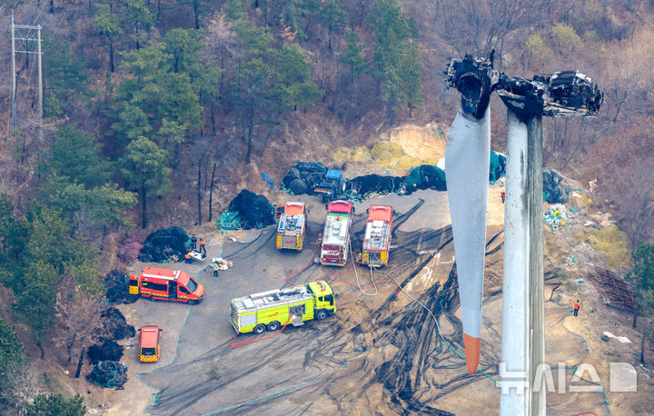 [영덕=뉴시스] 이무열 기자 = 24일 경북 영덕군 영덕읍 창포리 풍력발전단지 내 한 풍력발전기가 전날 화재로 까맣게 탄 채 서 있다. 2026.03.24. lmy@newsis.com