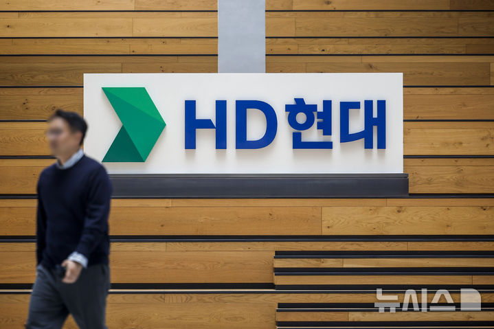 [성남=뉴시스] 정병혁 기자 = 24일 경기 성남시 HD현대 글로벌R&D센터에서 직원들이 이동하고 있다. 2026.03.24. jhope@newsis.com