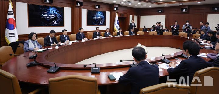 [서울=뉴시스] 김선웅 기자 = 김민석 국무총리가 24일 서울 종로구 정부서울청사에서 열린 글로벌 AI 허브 유치위원회에서 모두발언을 하고 있다. 2026.03.24. mangusta@newsis.com