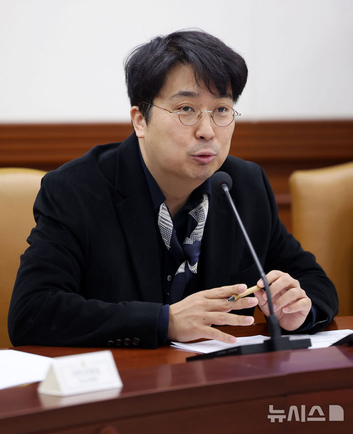 [서울=뉴시스] 김선웅 기자 = 차지호 더불어민주당 의원이 24일 서울 종로구 정부서울청사에서 열린 글로벌 AI 허브 유치위원회에서 글로벌 AI 허브 추진배경 및 전략을 설명하고 있다. 2026.03.24. mangusta@newsis.com