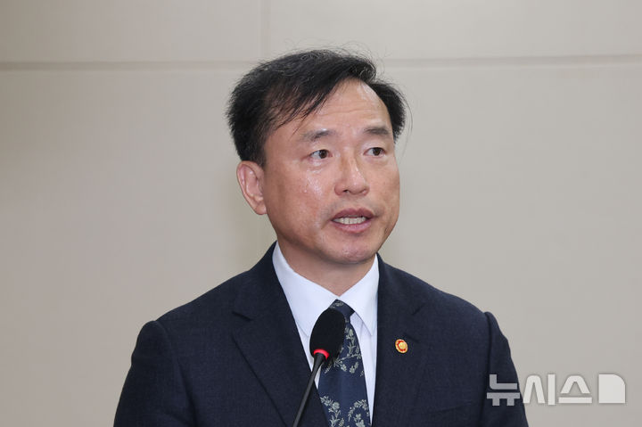 [서울=뉴시스] 김명년 기자 = 김종철 방송통신미디어위원장이 24일 오전 서울 여의도 국회에서 열린 과학기술정보방송통신위원회 전체회의에서 발언하고 있다. 2026.03.24. kmn@newsis.com