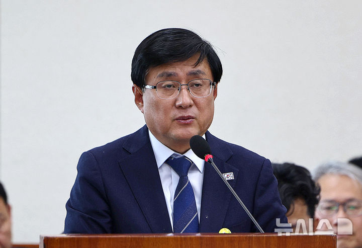 [서울=뉴시스] 김명년 기자 = 김성환 기후에너지환경부 장관이 24일 오전 서울 여의도 국회에서 열린 기후에너지환경노동위원회 전체회의에서 발언하고 있다. 2026.03.24. kmn@newsis.com