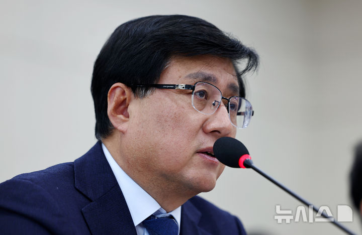 [서울=뉴시스] 김명년 기자 = 김성환 기후에너지환경부 장관이 24일 오전 서울 여의도 국회에서 열린 기후에너지환경노동위원회 전체회의에서 의원 질의에 답변하고 있다. 2026.03.24. kmn@newsis.com