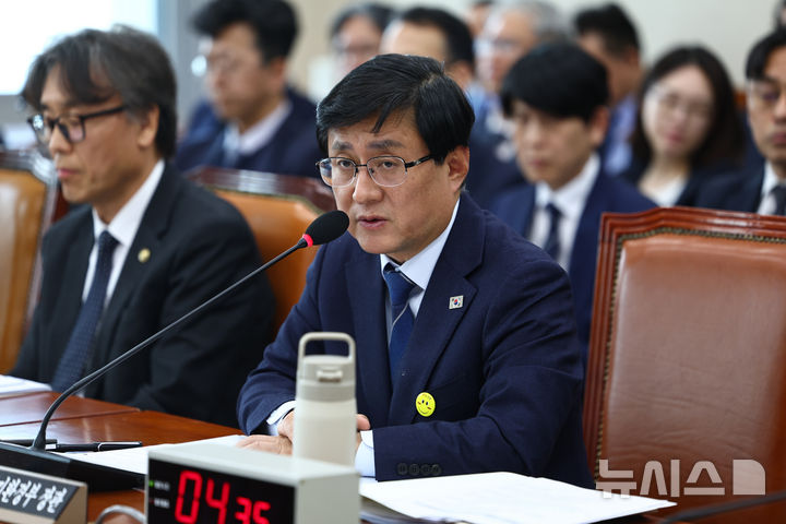 [서울=뉴시스] 김명년 기자 = 김성환 기후에너지환경부 장관이 24일 오전 서울 여의도 국회에서 열린 기후에너지환경노동위원회 전체회의에서 의원 질의에 답변하고 있다. 2026.03.24. kmn@newsis.com