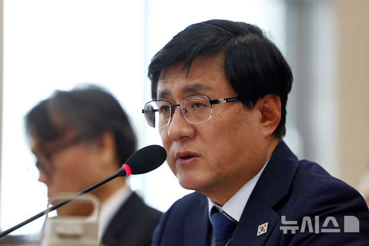 [서울=뉴시스] 김명년 기자 = 김성환 기후에너지환경부 장관이 24일 오전 서울 여의도 국회에서 열린 기후에너지환경노동위원회 전체회의에서 의원 질의에 답변하고 있다. 2026.03.24. kmn@newsis.com