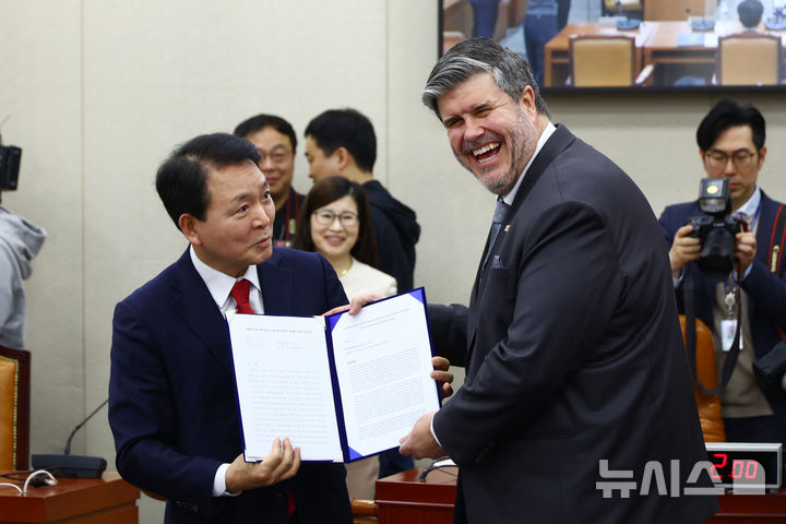 [서울=뉴시스] 고승민 기자 = 성일종 국회 국방위원장과 필립 라포튠 주한캐나다대사가 24일 서울 여의도 국회에서 열린 국방위원회 전체회의에서 대한민국과 캐나다간 국방·방산 협력 확대를 위한 결의안 가결 후 함께 기념촬영하고 있다. 2026.03.24. kkssmm99@newsis.com