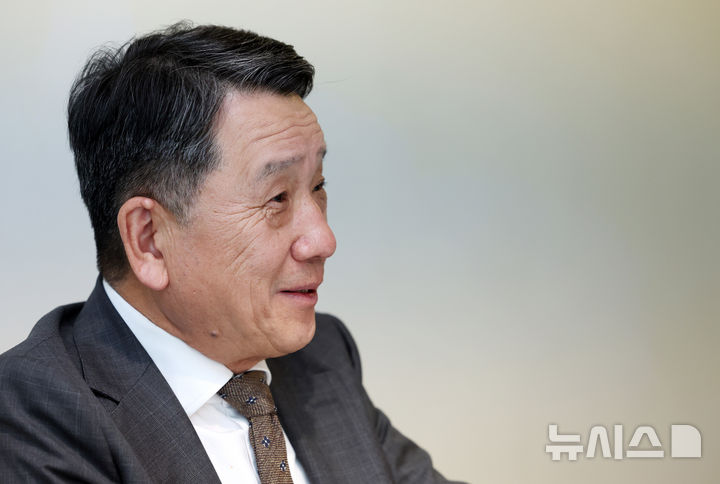 [서울=뉴시스] 이영환 기자 = 이광범 농협개혁위원회 위원장이 지난 24일 서울 중구의 한 컨퍼런스룸에서 뉴시스와 인터뷰를 하고 있다. 2026.03.25. 20hwan@newsis.com