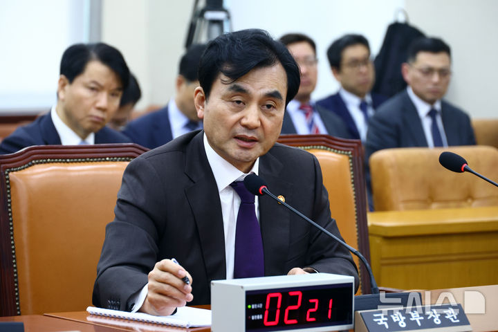 [서울=뉴시스] 고승민 기자 = 안규백 국방부 장관이 24일 서울 여의도 국회에서 열린 국방위원회 전체회의에서 의원 질의에 답하고 있다. 2026.03.24. kkssmm99@newsis.com