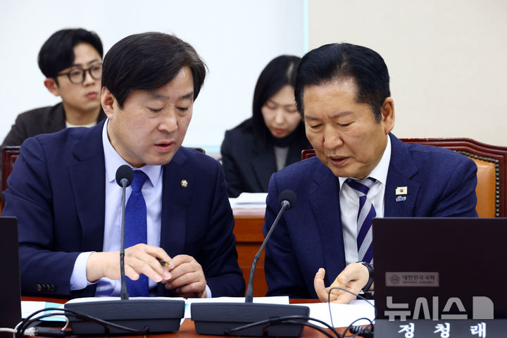 [서울=뉴시스] 고승민 기자 = 더불어민주당 정청래 대표와 황명선 의원이 24일 서울 여의도 국회에서 열린 국방위원회 전체회의에서 대화하고 있다. 2026.03.24. kkssmm99@newsis.com