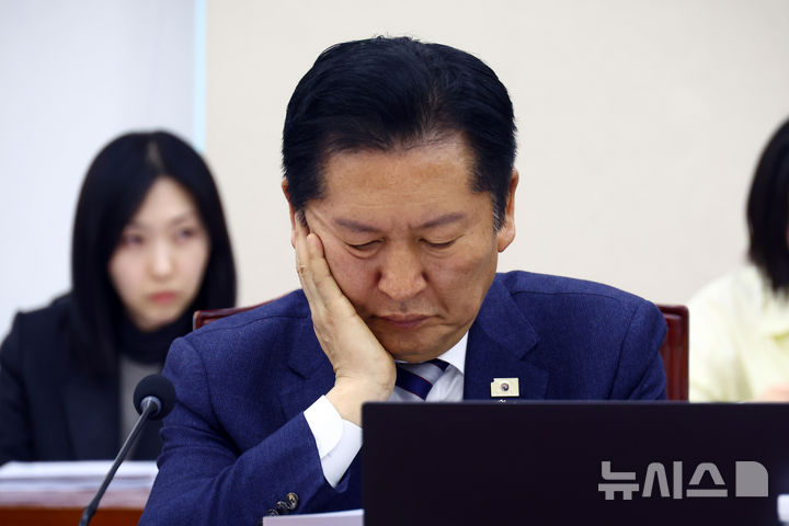 [서울=뉴시스] 고승민 기자 = 정청래 더불어민주당 대표가 24일 서울 여의도 국회에서 열린 국방위원회 전체회의에서 자료를 읽고 있다. 2026.03.24. kkssmm99@newsis.com