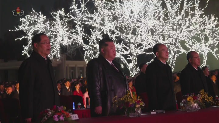 [서울=뉴시스] 북한 조선중앙TV는 김정은 국무위원장이 지난 23일 최고인민회의 제15기 대의원들과 만수대기슭에서 제15기 제1차회의 성과를 축하하는 예술인들의 공연을 관람했다고 24일 보도했다. (사진=조선중앙TV 캡처) 2026.03.24. photo@newsis.com *재판매 및 DB 금지