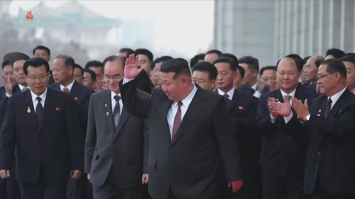 [서울=뉴시스] 북한 조선중앙TV는 김정은 국무위원장이 지난 달 23일 최고인민회의 제15기 대의원들과 만수대기슭에서 제15기 제1차회의 성과를 축하하는 예술인들의 공연을 관람했다고 24일 보도했다. (사진=조선중앙TV 캡처) 2026.03.24. photo@newsis.com *재판매 및 DB 금지