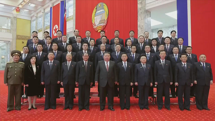 [서울=뉴시스] 북한 조선중앙TV는 김정은 국무위원장이 지난 23일 최고인민회의 제15기 1차회의 2일회의에서 새로 임명된 내각 성원·제15기 최고인민회의 대의원들과 기념촬영 했다고 24일 보도했다. (사진=조선중앙TV 캡처) 2026.03.24. photo@newsis.com *재판매 및 DB 금지