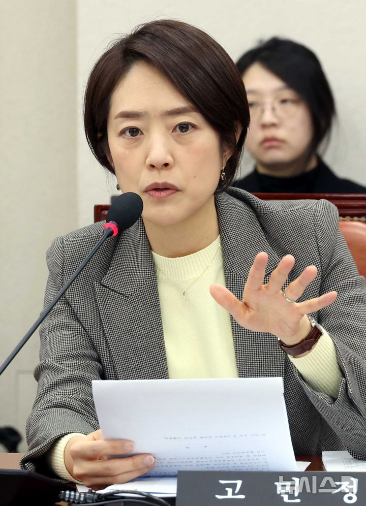 [서울=뉴시스] 조성봉 기자 = 고민정 국회 교육위 더불어민주당 간사가 24일 오후 서울 여의도 국회에서 열린 교육위원회 전체회의에서 발언을 하고 있다. 2026.03.24. suncho21@newsis.com