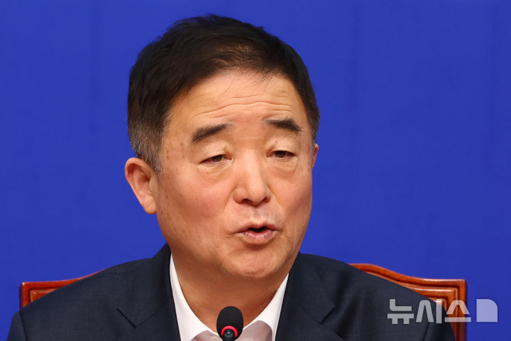 [서울=뉴시스] 고승민 기자 = 24일 서울 여의도 국회에서 열린 더불어민주당 2차종합특검대응특별위원회 제2차 전체회의에서 강득구 위원장이 발언하고 있다. 2026.03.24. kkssmm99@newsis.com