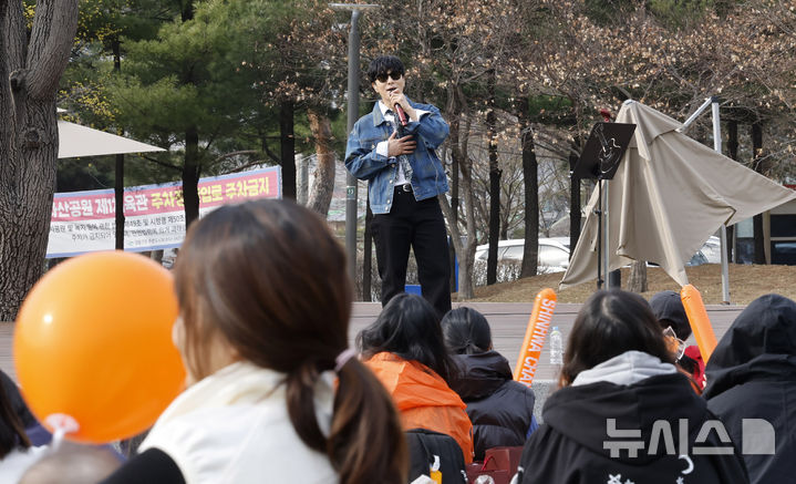 [서울=뉴시스] 김혜진 기자 = SNS 발언 논란과 전 매니저의 폭로로 논란을 이어가고 있는 신화 멤버 겸 배우 김동완이 24일 오후 서울 강동구 일자산 도시자연공원에서 신화 데뷔 28주년을 맞아 버스킹 공연을 하고 있다. 김동완은 최근 자신의 SNS에 음주운전 및 폭행 논란을 빚은 MC딩동을 공개 응원했다가 거센 역풍을 맞았다. 비판이 거세지자 그는 "상황을 충분히 고려하지 못한 표현이었다"며 사과하고 글을 삭제했다. 이런 가운데 자신을 김동완의 전 매니저라고 주장하는 A씨가 SNS에 폭로성 글을 게재하며 논란이 이어졌다. 2026.03.24. jini@newsis.com
