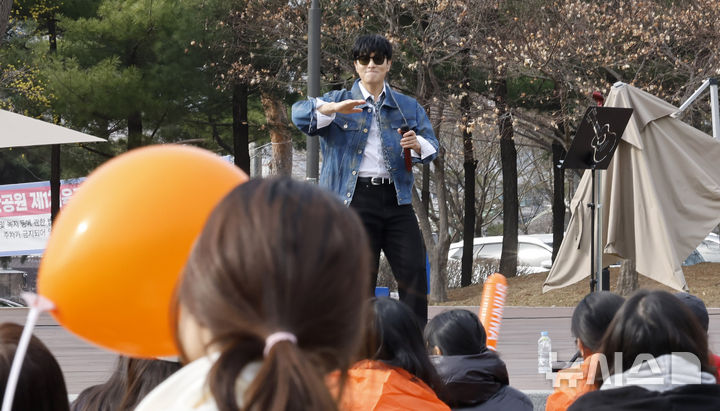 [서울=뉴시스] 김혜진 기자 = 신화 멤버 겸 배우 김동완이 24일 오후 서울 강동구 일자산 도시자연공원에서 신화 데뷔 28주년을 맞아 버스킹 공연을 하고 있다. 2026.03.24. jini@newsis.com