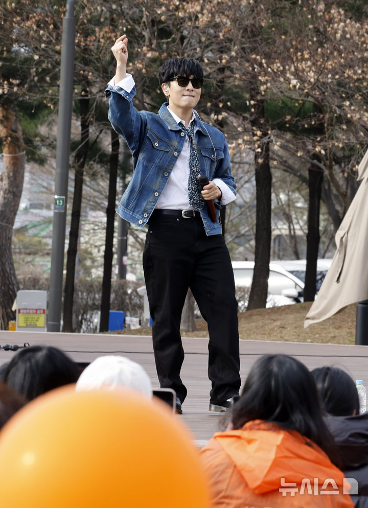 [서울=뉴시스] 김혜진 기자 = SNS 발언 논란과 전 매니저의 폭로로 논란을 이어가고 있는 신화 멤버 겸 배우 김동완이 24일 오후 서울 강동구 일자산 도시자연공원에서 신화 데뷔 28주년을 맞아 버스킹 공연을 하고 있다. 김동완은 최근 자신의 SNS에 음주운전 및 폭행 논란을 빚은 MC딩동을 공개 응원했다가 거센 역풍을 맞았다. 비판이 거세지자 그는 "상황을 충분히 고려하지 못한 표현이었다"며 사과하고 글을 삭제했다. 이런 가운데 자신을 김동완의 전 매니저라고 주장하는 A씨가 SNS에 폭로성 글을 게재하며 논란이 이어졌다. 2026.03.24. jini@newsis.com