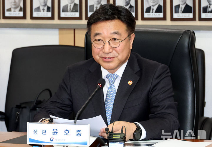 [서울=뉴시스] 추상철 기자 = 윤호중 행정안전부 장관이 24일 오후 서울 종로구 정부서울청사에서 열린 지방소멸 대응을 위한 행정안전부-KIA 업무협약식에서 인사말을 하고 있다. 2026.03.24. scchoo@newsis.com