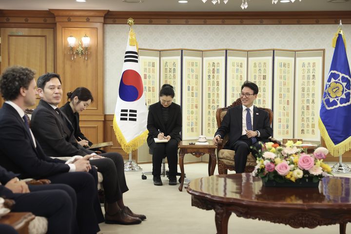 [서울=뉴시스] 김선웅 기자 = 김민석 국무총리가 24일 서울 종로구 정부서울청사에서 미샤 라스킨 리플렉션 AI 대표, 정용진 신세계 그룹 회장과 접견하고 있다. (사진=총리실 제공) 2026.03.24. photo@newsis.com *재판매 및 DB 금지